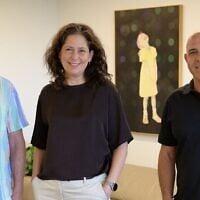 De gauche à droite : le professeur Gil Levkowitz, la docteur Yael Kuperman et le professeur Alon Chen, de l'Institut Weizmann des sciences. (Crédit : Autorisation)