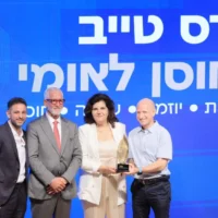 Lors de la cérémonie de remise du prix Taib pour la résilience, à Jaffa, le 8 septembre 2026. De droite à gauche : Tomer Rabinowitz, PDG de Daf Hadash ; Hagit Bachor, directrice de Daf Hadash ; Haim Taib, président de la Fondation Taib ; et Tom Faruhi, directeur de la Fondation Taib. (Crédit : Oz Schechter/Daf Hadash)