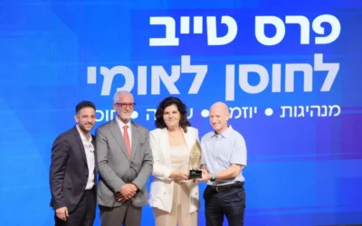 Lors de la cérémonie de remise du prix Taib pour la résilience, à Jaffa, le 8 septembre 2026. De droite à gauche : Tomer Rabinowitz, PDG de Daf Hadash ; Hagit Bachor, directrice de Daf Hadash ; Haim Taib, président de la Fondation Taib ; et Tom Faruhi, directeur de la Fondation Taib. (Crédit : Oz Schechter/Daf Hadash) Lors de la cérémonie de remise du prix Taib pour la résilience, à Jaffa, le 8 septembre 2026. De droite à gauche : Tomer Rabinowitz, PDG de Daf Hadash ; Hagit Bachor, directrice de Daf Hadash ; Haim Taib, président de la Fondation Taib ; et Tom Faruhi, directeur de la Fondation Taib. (Crédit : Oz Schechter/Daf Hadash)