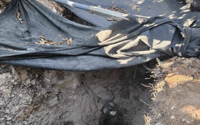 L'ouverture d'un tunnel dans la ville de Qalqilya, au nord de la Cisjordanie, sur une photo publiée par la police le 23 septembre 2026. (Crédit : Police israélienne)