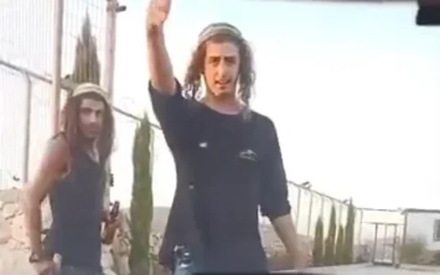 Des extrémistes israéliens filmés en train d'empêcher des Palestiniens d'entrer dans leur village de Sinjil, situé au centre de la Cisjordanie, le 17 septembre 2026. (Capture d'écran/X)