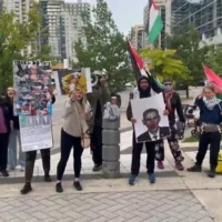Manifestation anti-Israël devant un office de Yom Kippour, à Toronto, le 21 septembre 2026. (Crédit : X/Neil Herland)