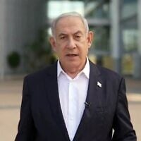 Le Premier ministre Benjamin Netanyahu fait une déclaration le 7 octobre 2023 à Tel Aviv, Israël. (Crédit : Capture d'écran/Benjamin Netanyahu via X)