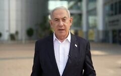 Le Premier ministre Benjamin Netanyahu fait une déclaration le 7 octobre 2023 à Tel Aviv, Israël. (Crédit : Capture d'écran/Benjamin Netanyahu via X)
