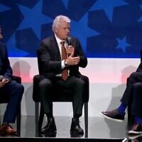 Le représentant républicain de Géorgie Mike Collins (au centre) s'entretenant avec le sénateur Norm Coleman (à droite), président national de la Coalition juive républicaine, sur la scène du congrès annuel de la RJC, à Las Vegas, le 31 août 2026. (Crédit : RJC/X)