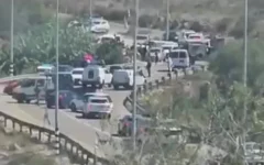 Des forces de sécurité et des équipes médicales israéliennes sur les lieux d’une fusillade terroriste près de l’implantation de Neve Tzuf, en Cisjordanie, également connue sous le nom de Halamish, le 20 septembre 2026. (Crédit : Réseaux sociaux ; utilisée conformément à l’article 27a de la loi sur le droit d’auteur)