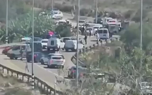 Des forces de sécurité et des équipes médicales israéliennes sur les lieux d’une fusillade terroriste près de l’implantation de Neve Tzuf, en Cisjordanie, également connue sous le nom de Halamish, le 20 septembre 2026. (Crédit : Réseaux sociaux ; utilisée conformément à l’article 27a de la loi sur le droit d’auteur)