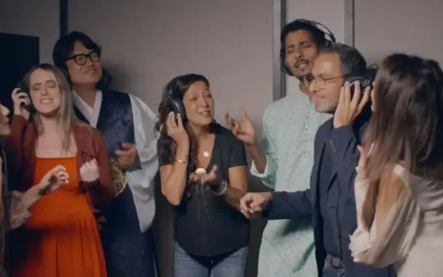 Image du clip "The Whole World Sings Together", chanson écrite par l'organisation Friends of Zion à l'approche du troisième anniversaire du massacre perpétré par le Hamas le 7 octobre 2023. (Crédit : Noam Ben Shalom) Image du clip "The Whole World Sings Together", chanson écrite par l'organisation Friends of Zion à l'approche du troisième anniversaire du massacre perpétré par le Hamas le 7 octobre 2023. (Crédit : Noam Ben Shalom)