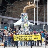 Les membres de la délégation de Greenpeace figuraient parmi les représentants d'organisations de la société civile du monde entier qui ont appelé à la conclusion d'un traité mondial sur les plastiques durant la 4e session du Comité intergouvernemental de négociation (INC-4), qui s'est tenue à Ottawa, au Canada, du 23 au 29 avril 2024. (Crédit : Greenpeace)