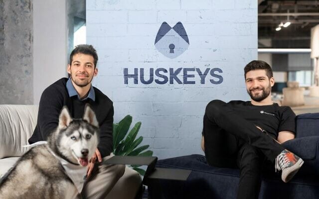 Itaï Gafni (à gauche) et Roy Weisfeld, cofondateurs de la start-up israélienne de cybersécurité Huskeys, à Tel Aviv. (Crédit : Yaïr Glazer)