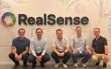 De droite à gauche : Roy Cohen, directeur financier de RealSense ; Guy Halperin, vice-président chargé de la R&D chez RealSense ; Nadav Orbach, PDG de RealSense ; Matt Moschner, président-directeur général de Cognex ; et Joerg Kuechen, responsable des fusions-acquisitions chez Cognex. (Autorisation)