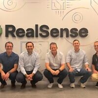 De droite à gauche : Roy Cohen, directeur financier de RealSense ; Guy Halperin, vice-président chargé de la R&D chez RealSense ; Nadav Orbach, PDG de RealSense ; Matt Moschner, président-directeur général de Cognex ; et Joerg Kuechen, responsable des fusions-acquisitions chez Cognex. (Autorisation)