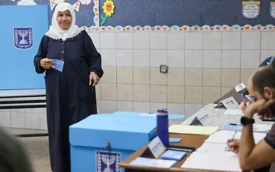 Une Israélienne arabe vote dans le village de Maghar, dans le nord d’Israël, le 1ᵉʳ novembre 2022. Illustration. (Crédit : Ahmad Gharabli/AFP)