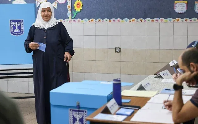 Une Israélienne arabe vote dans le village de Maghar, dans le nord d’Israël, le 1ᵉʳ novembre 2022. Illustration. (Crédit : Ahmad Gharabli/AFP)