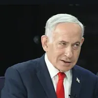 Le Premier ministre Benjamin Netanyahou s'exprimant lors d'un entretien avec la Dixième chaîne de télévision, spécialisée dans l'économie, le 22 octobre 2026. (Crédit : Capture d'écran/Dixième chaîne/YouTube)