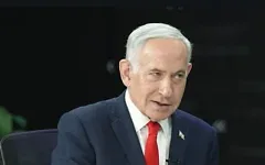 Le Premier ministre Benjamin Netanyahou s'exprimant lors d'un entretien avec la Dixième chaîne de télévision, spécialisée dans l'économie, le 22 octobre 2026. (Crédit : Capture d'écran/Dixième chaîne/YouTube)