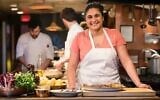 Samin Nosrat, qui est apparue sur scène au JCCSF le 5 octobre 2026, dans sa mini-série Netflix de 2018 intitulée « Salt, Fat, Acid, Heat ». (Crédit : Adam Rose/Netflix via JTA)
