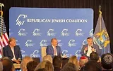 (De gauche à droite) Mike Rogers, candidat républicain du Michigan au Sénat américain, Jeff Miller, stratège républicain juif, et Ted Cruz, sénateur républicain du Texas, participant à un événement organisé par la Coalition juive républicaine, à Birmingham, dans le Michigan, le 28 octobre 2026. (Crédit : Andrew Lapin/JTA)