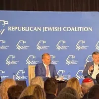 (De gauche à droite) Mike Rogers, candidat républicain du Michigan au Sénat américain, Jeff Miller, stratège républicain juif, et Ted Cruz, sénateur républicain du Texas, participant à un événement organisé par la Coalition juive républicaine, à Birmingham, dans le Michigan, le 28 octobre 2026. (Crédit : Andrew Lapin/JTA)