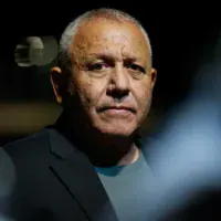 Gadi Eisenkot, chef du parti Yashar! et ancien chef d’état-major de Tsahal, fait campagne en vue des prochaines élections législatives israéliennes, à Kiryat Malachi, le 17 août 2026. (Crédit : Amir Cohen/Reuters)