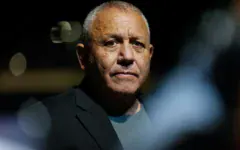 Gadi Eisenkot, chef du parti Yashar! et ancien chef d’état-major de Tsahal, fait campagne en vue des prochaines élections législatives israéliennes, à Kiryat Malachi, le 17 août 2026. (Crédit : Amir Cohen/Reuters)