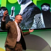 Le chef du Green Party britannique, Zack Polanski, assiste au congrès du parti à Brighton, en Grande-Bretagne, le 2 octobre 2026. (Carlos Jasso/Reuters)