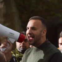 Le chef du Parti vert, Zack Polanski, s'exprimant à St Pancras Gardens dans le cadre de sa campagne en vue de la prochaine élection partielle de Holborn et St Pancras, prévue le 3 octobre 2026, à Londres, en Angleterre, au Royaume-Uni. (Crédit : Vuk Valcic/ZUMA Press Wire via Reuters)