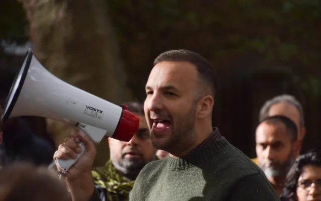 Le chef du Parti vert, Zack Polanski, prononce un discours à St Pancras Gardens dans le cadre de sa campagne en vue de la prochaine élection partielle de Holborn et St Pancras, prévue le 3 octobre 2026, à Londres, en Angleterre, au Royaume-Uni. (Crédit: Vuk Valcic/ZUMA Press Wire via Reuters)