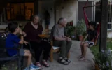 Aviva Siegel, 65 ans, et son mari Keith Siegel, 67 ans, tous deux anciens otages, discutant avec deux de leurs petits-enfants chez eux, au kibboutz Gazit, dans le nord d'Israël, le 6 août 2026. (Crédit : Shir Torem/Reuters)