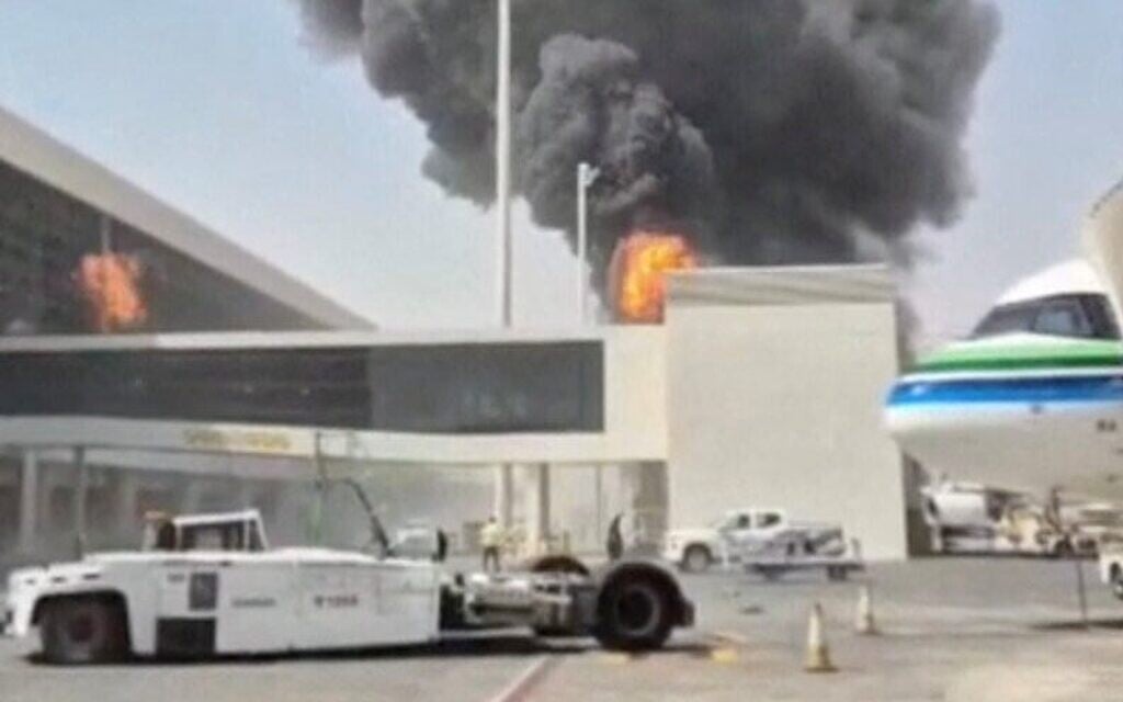 De la fumée et des flammes s'élèvent de l'aéroport King Khalid, après que les Houthis du Yémen, soutenus par l'Iran, ont déclaré avoir attaqué cet aéroport, situé à Ryad, en Arabie saoudite, le 8 octobre 2026, comme le montre cette capture d'écran tirée d'une vidéo publiée sur les réseaux sociaux. (Crédit : Réseaux sociaux/via Reuters)