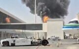 De la fumée et des flammes s'élèvent de l'aéroport King Khalid, après que les Houthis du Yémen, soutenus par l'Iran, ont déclaré avoir attaqué cet aéroport, situé à Ryad, en Arabie saoudite, le 8 octobre 2026, comme le montre cette capture d'écran tirée d'une vidéo publiée sur les réseaux sociaux. (Crédit : Réseaux sociaux/via Reuters)