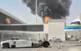 De la fumée et des flammes s'élèvent de l'aéroport King Khalid, après que les Houthis du Yémen, soutenus par l'Iran, ont déclaré avoir attaqué cet aéroport, situé à Ryad, en Arabie saoudite, le 8 octobre 2026. (Capture d'écran: Réseaux sociaux/via Reuters)