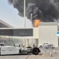 De la fumée et des flammes s'élèvent de l'aéroport King Khalid, après que les Houthis du Yémen, soutenus par l'Iran, ont déclaré avoir attaqué cet aéroport, situé à Ryad, en Arabie saoudite, le 8 octobre 2026, comme le montre cette capture d'écran tirée d'une vidéo publiée sur les réseaux sociaux. (Crédit : Réseaux sociaux/via Reuters)