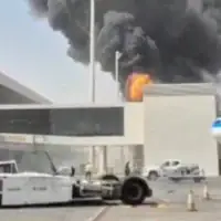 De la fumée et des flammes s'élèvent de l'aéroport King Khalid, après que les Houthis du Yémen, soutenus par l'Iran, ont déclaré avoir attaqué cet aéroport, situé à Ryad, en Arabie saoudite, le 8 octobre 2026. (Capture d'écran: Réseaux sociaux/via Reuters)