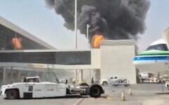 De la fumée et des flammes s'élèvent de l'aéroport King Khalid, après que les Houthis du Yémen, soutenus par l'Iran, ont déclaré avoir attaqué cet aéroport, situé à Ryad, en Arabie saoudite, le 8 octobre 2026, comme le montre cette capture d'écran tirée d'une vidéo publiée sur les réseaux sociaux. (Crédit : Réseaux sociaux/via Reuters)