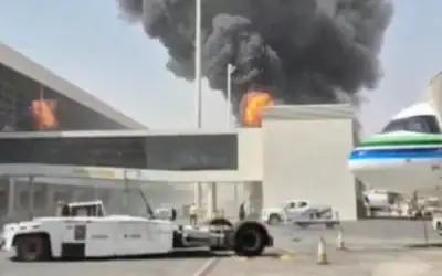 De la fumée et des flammes s'élèvent de l'aéroport King Khalid, après que les Houthis du Yémen, soutenus par l'Iran, ont déclaré avoir attaqué cet aéroport, situé à Ryad, en Arabie saoudite, le 8 octobre 2026. (Capture d'écran: Réseaux sociaux/via Reuters)