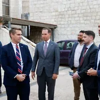 Riley Barnes, secrétaire d'État adjoint américain chargé de la démocratie, des droits de l'Homme et du travail, et Brian Burch, ambassadeur des États-Unis auprès du Saint-Siège, dans le village palestinien chrétien de Taybeh, près de Ramallah, au lendemain d'une attaque perpétrée par des résidents d'implantation israéliens contre un maire français et des diplomates européens lors de la récolte des olives, en Cisjordanie, le 18 octobre 2026. (Crédit : Mohamad Torokman/Reuters)