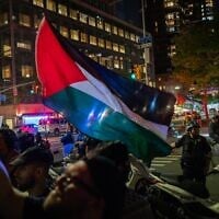 Des manifestants anti-israéliens à New York, le 5 mai 2026. (Crédit : Luke Tress/Times of Israel)