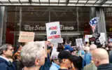 Des personnes manifestent devant les bureaux du New York Times à New York, le 14 mai 2026. (Luke Tress/Times of Israel)