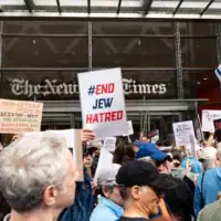 Des personnes manifestent devant les bureaux du New York Times à New York, le 14 mai 2026. (Luke Tress/Times of Israel)