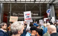 Des personnes manifestent devant les bureaux du New York Times à New York, le 14 mai 2026. (Luke Tress/Times of Israel)