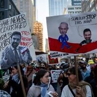 Des manifestants antisionistes brandissant des pancartes contre le maire de New York, Zohran Mamdani, à New York, le 7 octobre 2026. (Crédit : Luke Tress/Times of Israel)