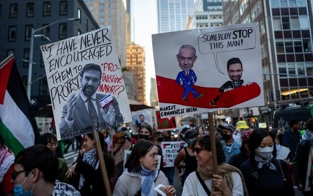 Des manifestants antisionistes brandissant des pancartes contre le maire de New York, Zohran Mamdani, à New York, le 7 octobre 2026. (Crédit : Luke Tress/Times of Israel)