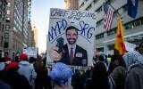 Un manifestant anti-sioniste protestant contre le maire de New York, Zohran Mamdani, à New York, le 7 octobre 2026. (Crédit : Luke Tress/Times of Israel)