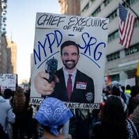 Un manifestant anti-sioniste protestant contre le maire de New York, Zohran Mamdani, à New York, le 7 octobre 2026. (Crédit : Luke Tress/Times of Israel)