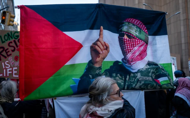 Une femme brandit un drapeau du Hamas lors d’une manifestation à New York, le 7 octobre 2026. (Crédit : Luke Tress/Times of Israel) Une femme brandit un drapeau du Hamas lors d’une manifestation à New York, le 7 octobre 2026. (Crédit : Luke Tress/Times of Israel)