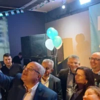 Le député Ahmad Tibi tenant un appareil photo pour prendre un selfie avec d’autres dirigeants de la Liste arabe unie lors du lancement de la campagne en hébreu du parti à majorité arabe à Tel Aviv, le 5 octobre 2026. (Crédit : Noam Lehmann/The Times of Israel)