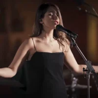 La chanteuse iranienne Parastoo Ahmadi lors d'un concert en ligne, qui lui a valu, ainsi qu'à un groupe de sept autres artistes, 74 coups de fouet infligés par le régime islamique, le 19 juin 2026. (Capture d'écran : Parastoo Ahmadi via YouTube)