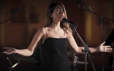 La chanteuse iranienne Parastoo Ahmadi lors d'un concert en ligne, qui lui a valu, ainsi qu'à un groupe de sept autres artistes, 74 coups de fouet infligés par le régime islamique, le 19 juin 2026. (Capture d'écran : Parastoo Ahmadi via YouTube)