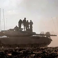Des soldats de l'armée israélienne sur un char, dans un champ près du kibboutz Beeri, dans le sud d'Israël, le 14 octobre 2023. (Crédit : Thomas Coex/AFP)